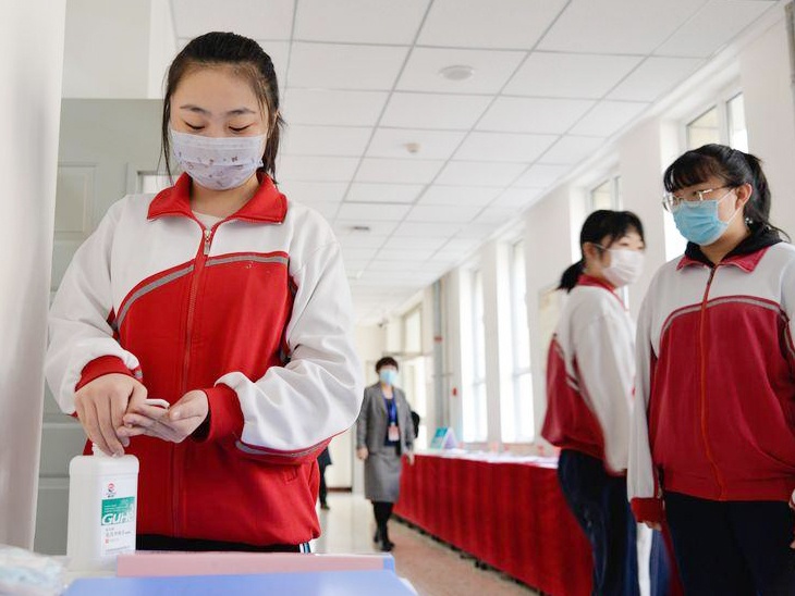 Hoc sinh Trung Quoc xep hang cach nhau 1 m lay do an hinh anh