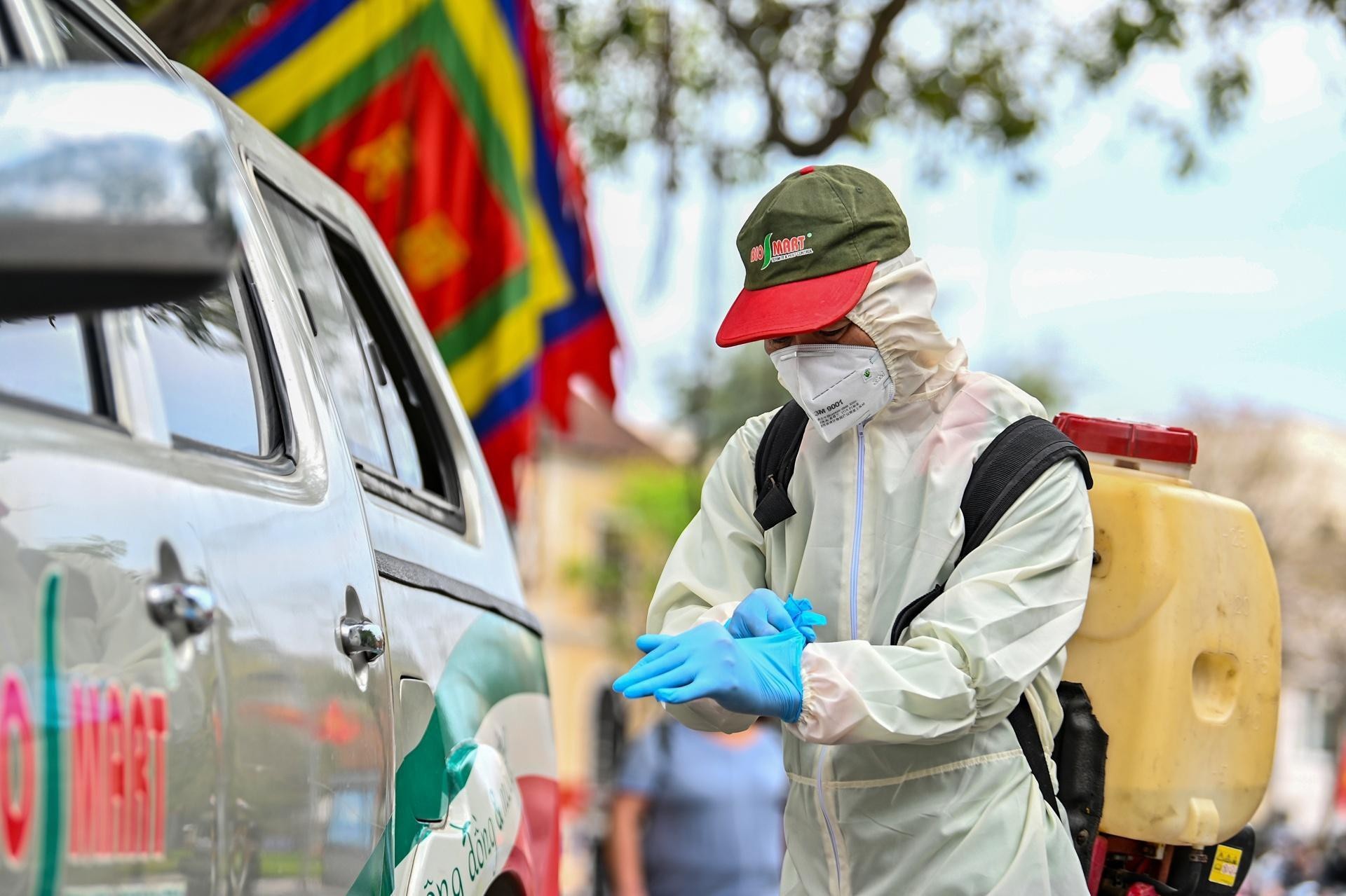 Bo Y te tim nhung nguoi co mat o cho hoa Me Linh tu 20/3 hinh anh