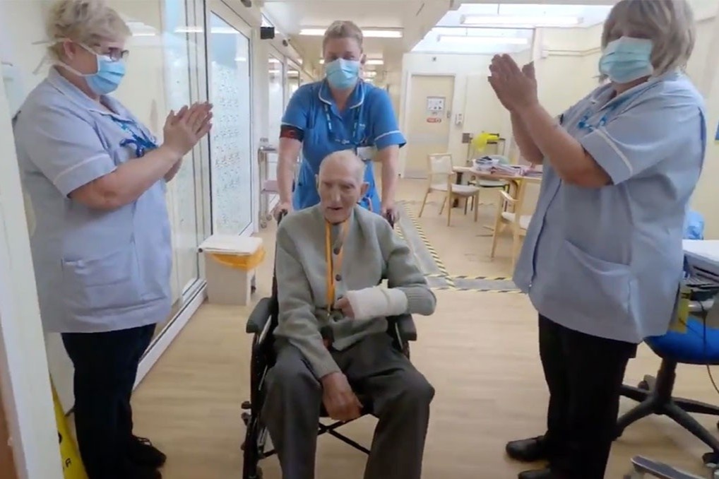 Cuu binh 99 tuoi mac Covid-19 xuat vien hinh anh