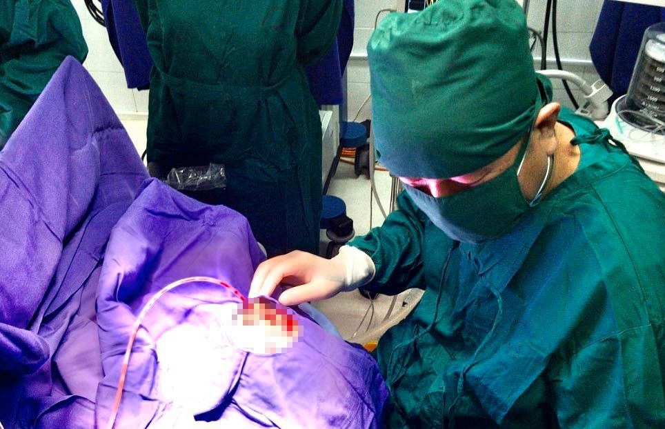 Mo cuu thai cho san phu 38 tuan bi tai nan giao thong hinh anh