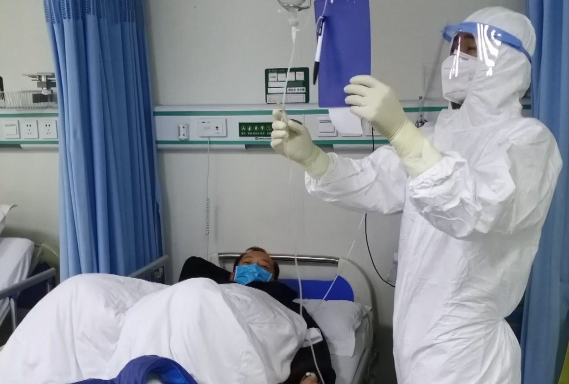 Nam sinh trung hoc tinh nguyen cham soc benh nhan Covid-19 hinh anh