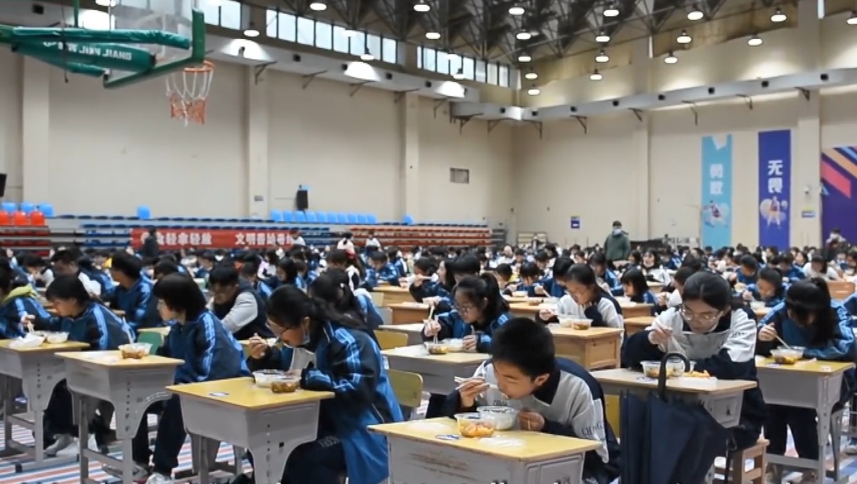 Bua trua gian cach 1 m cua hoc sinh Trung Quoc hinh anh