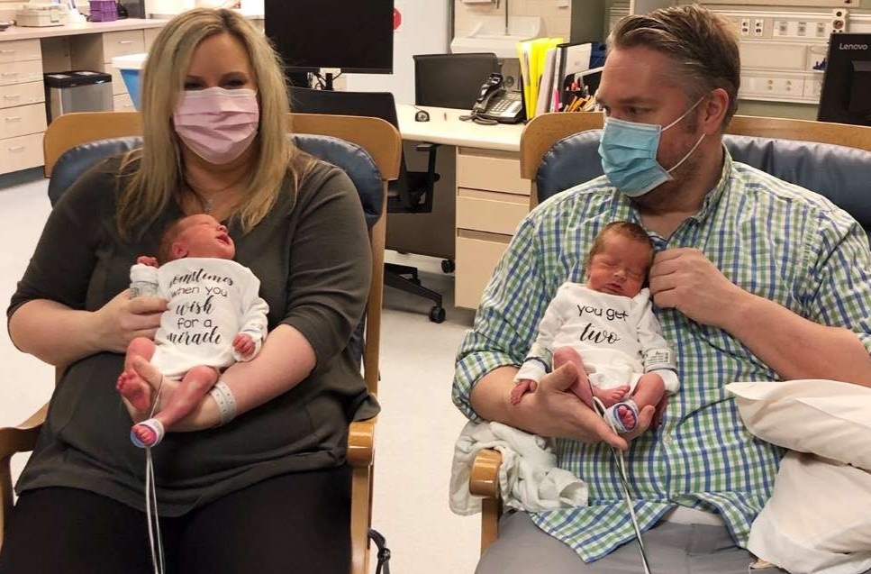 Cap vo chong mac Covid-19 lan dau gap hai con moi sinh sau 3 tuan hinh anh