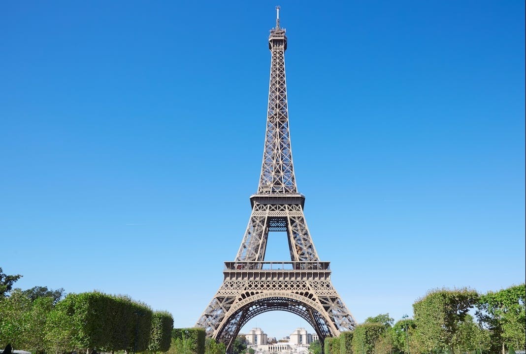 Tai sao thap Eiffel lai cao them 17 cm vao mua he? hinh anh