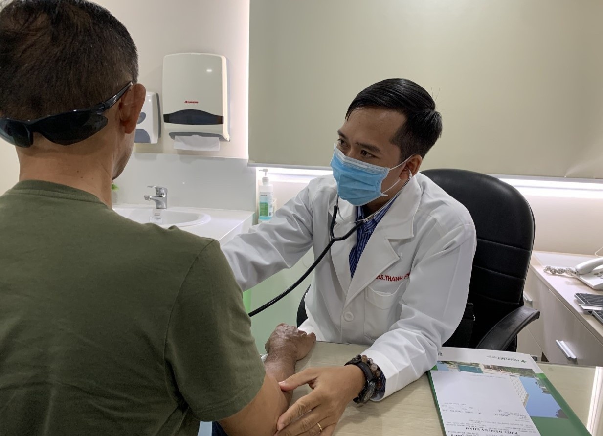 Nguoi dan ong ngung tim, do guc trong taxi hinh anh