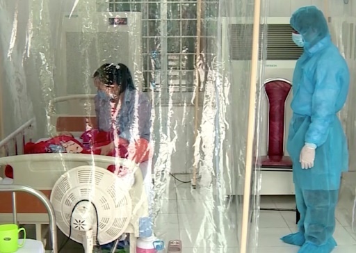 Be trai mot tuoi mac Covid-19 hinh anh