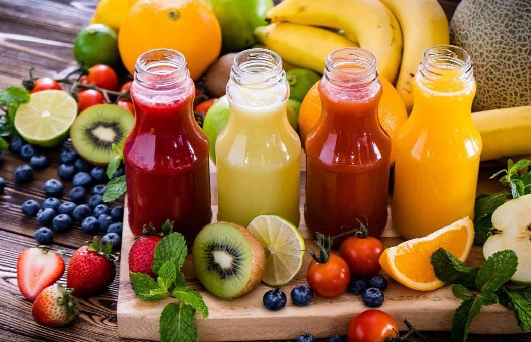 Ban co nen uong nuoc ep trai cay? hinh anh