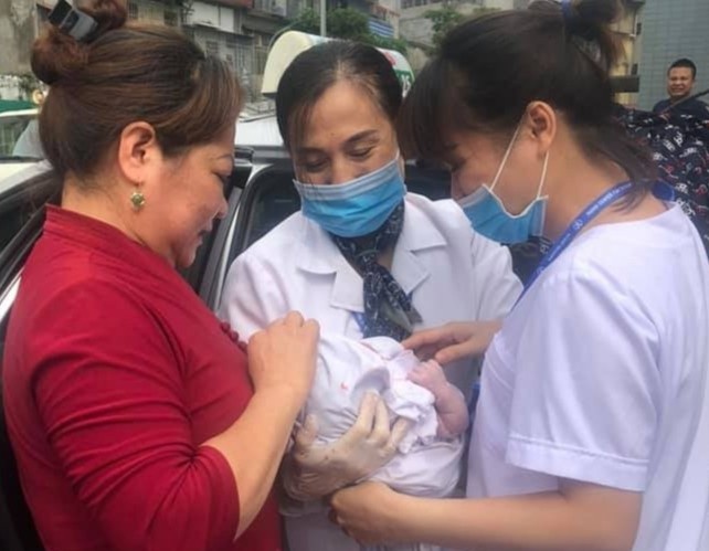 San phu bi vo oi ngay tren taxi do tac duong hinh anh