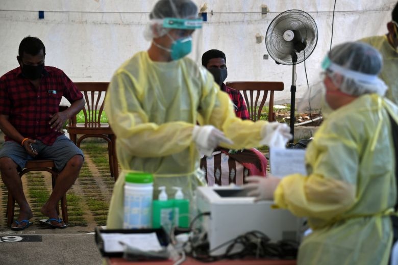 Mot nguoi Trung Quoc tu vong sau 2 tuan khoi Covid-19 hinh anh