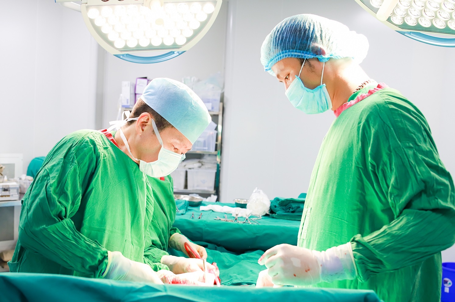 Bác sĩ phơi nhiễm HIV khi đỡ đẻ ảnh 2 Bac si phoi nhiem HIV khi do de anh 2