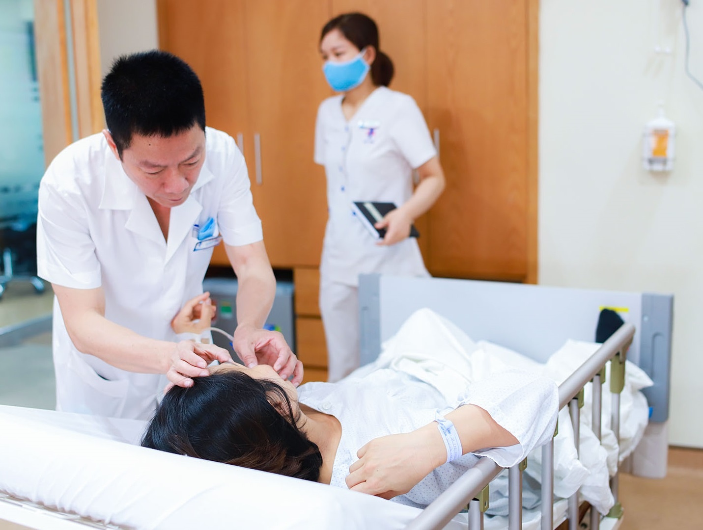 Bác sĩ phơi nhiễm HIV khi đỡ đẻ ảnh 1 Bac si phoi nhiem HIV khi do de anh 1