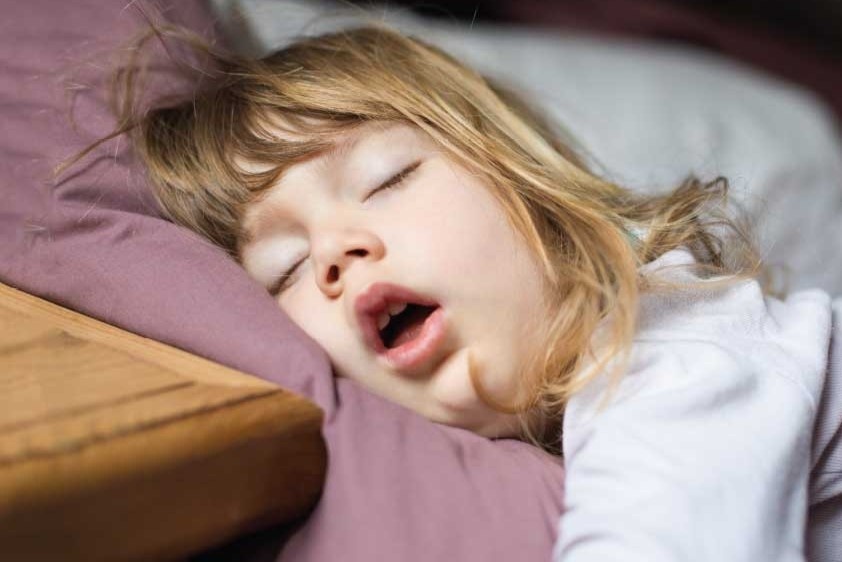 Tho bang mieng khi ngu co the gay sau rang hinh anh