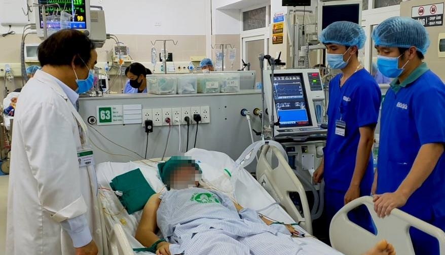 Lam ruong duoi troi nang, nguoi dan ong dot ngot roi vao hon me hinh anh