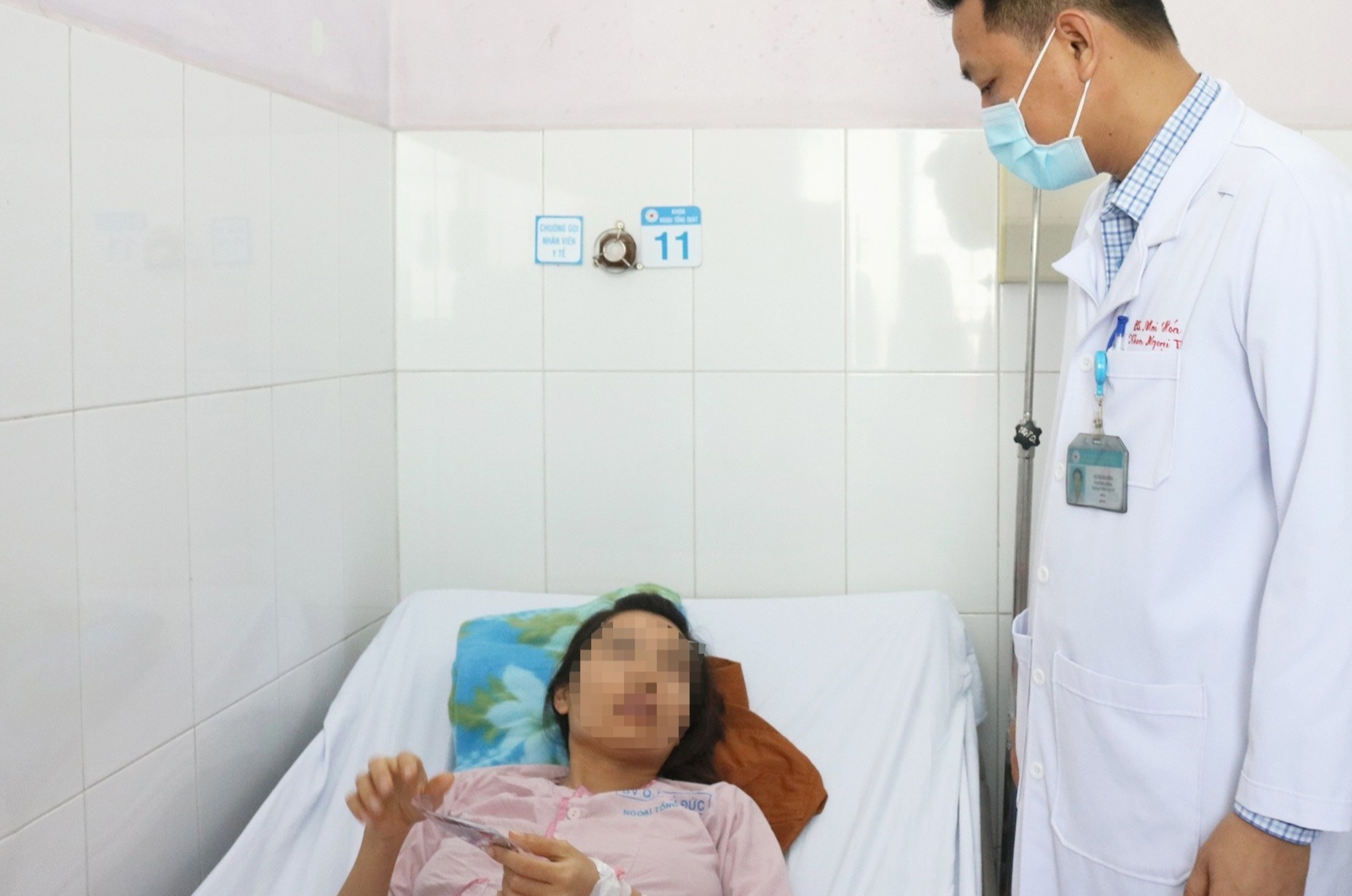 Nguoi phu nu co hai khoi u nghi ung thu hiem gap hinh anh