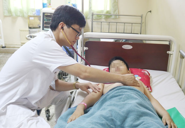 Ba ba chau ngo doc sau khi an cam va dua hau hinh anh