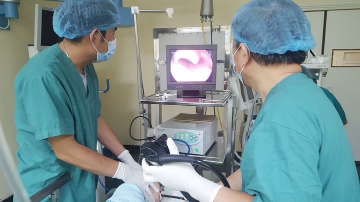 Be 6 tuoi ngo doc sau khi uong nuoc lam banh tro hinh anh