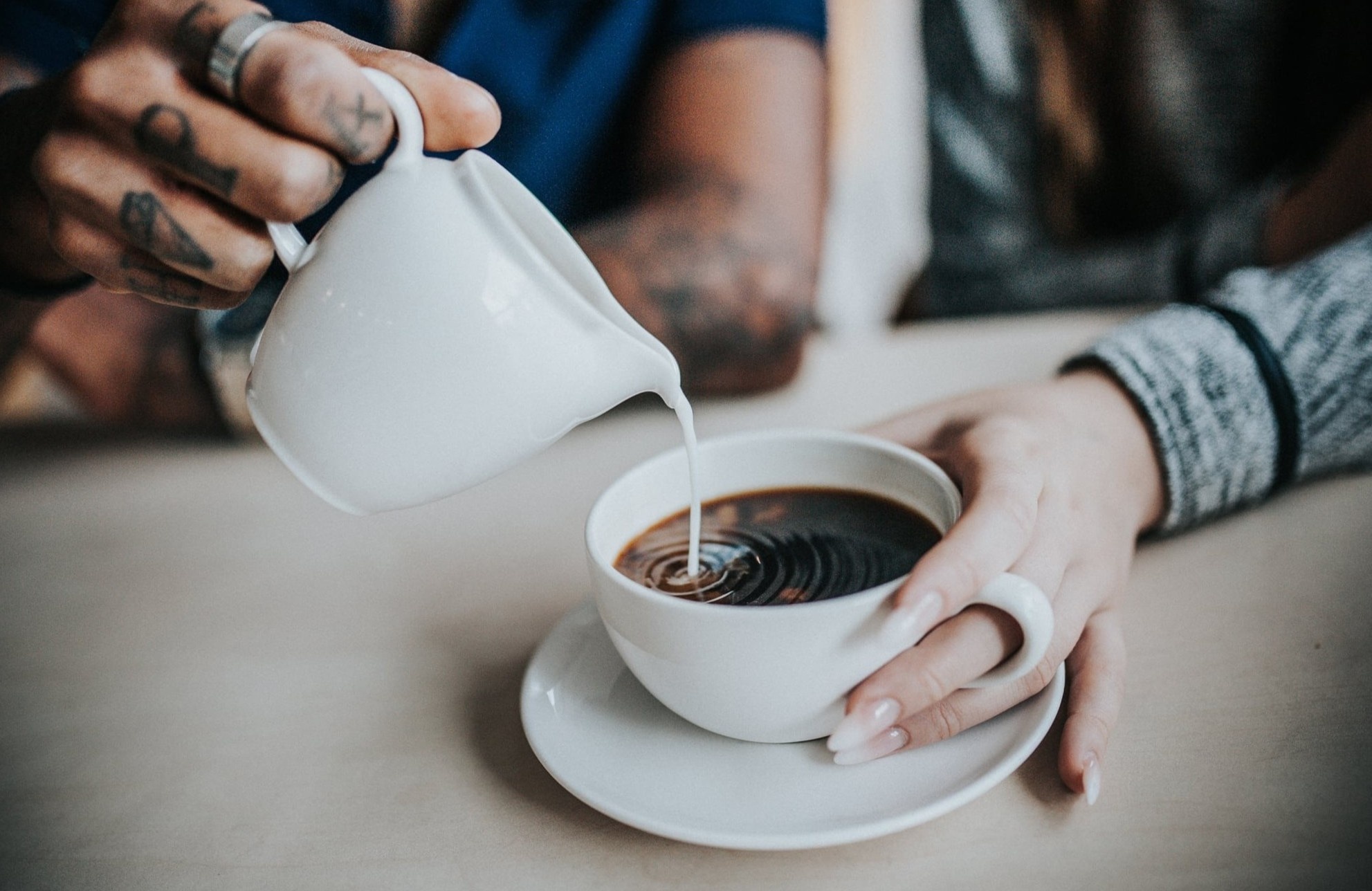 Vi sao ban khong nen uong ca phe luc doi? hinh anh