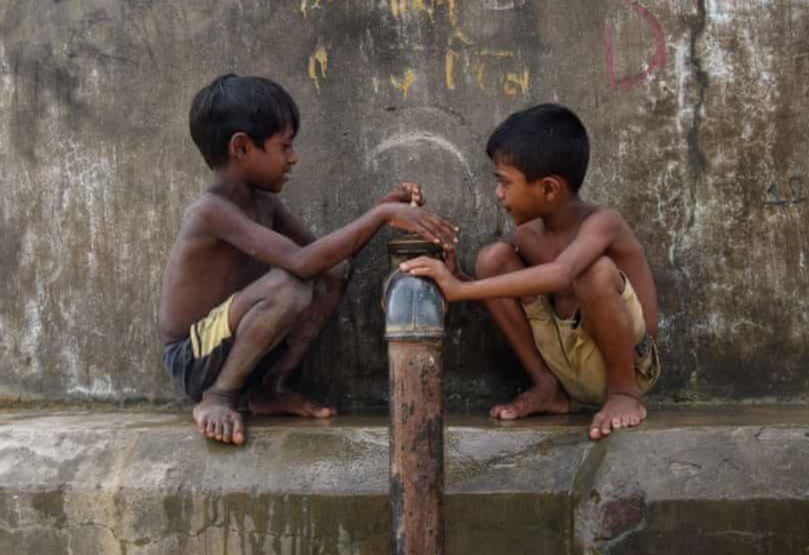 Gan 1/3 tre em tren the gioi bi nhiem doc chi hinh anh