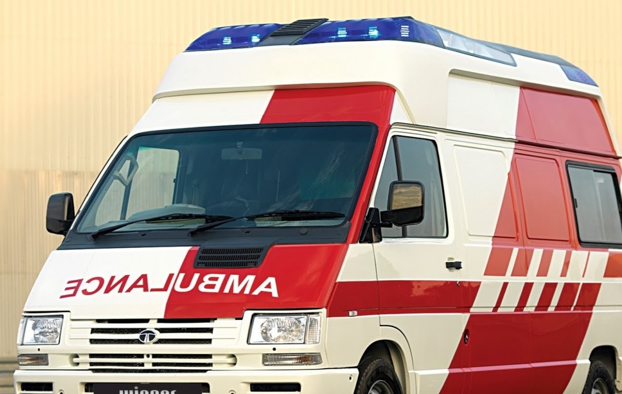 Tai sao chu 'Ambulance' tren xe cuu thuong lai viet nguoc? hinh anh