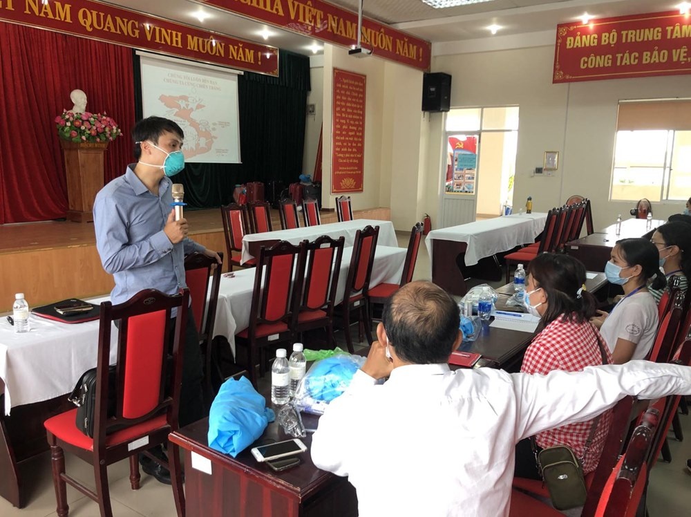 Giai toa tam ly cho bac si chong dich anh 2