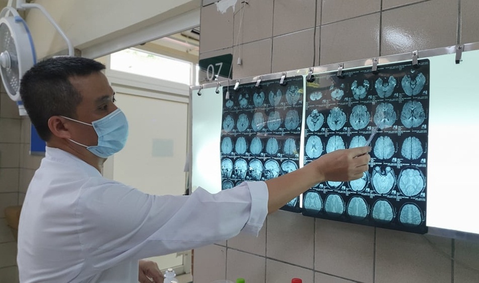 Cong nhan bi nhiem doc thiec anh 1