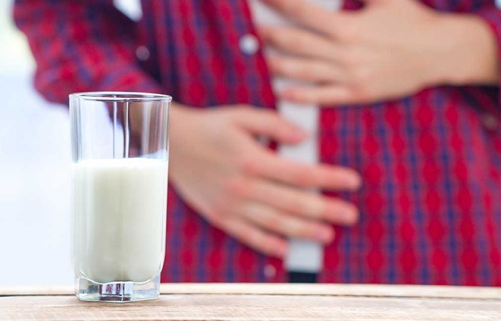 Tai sao nhieu nguoi bi dau bung khi uong sua? hinh anh