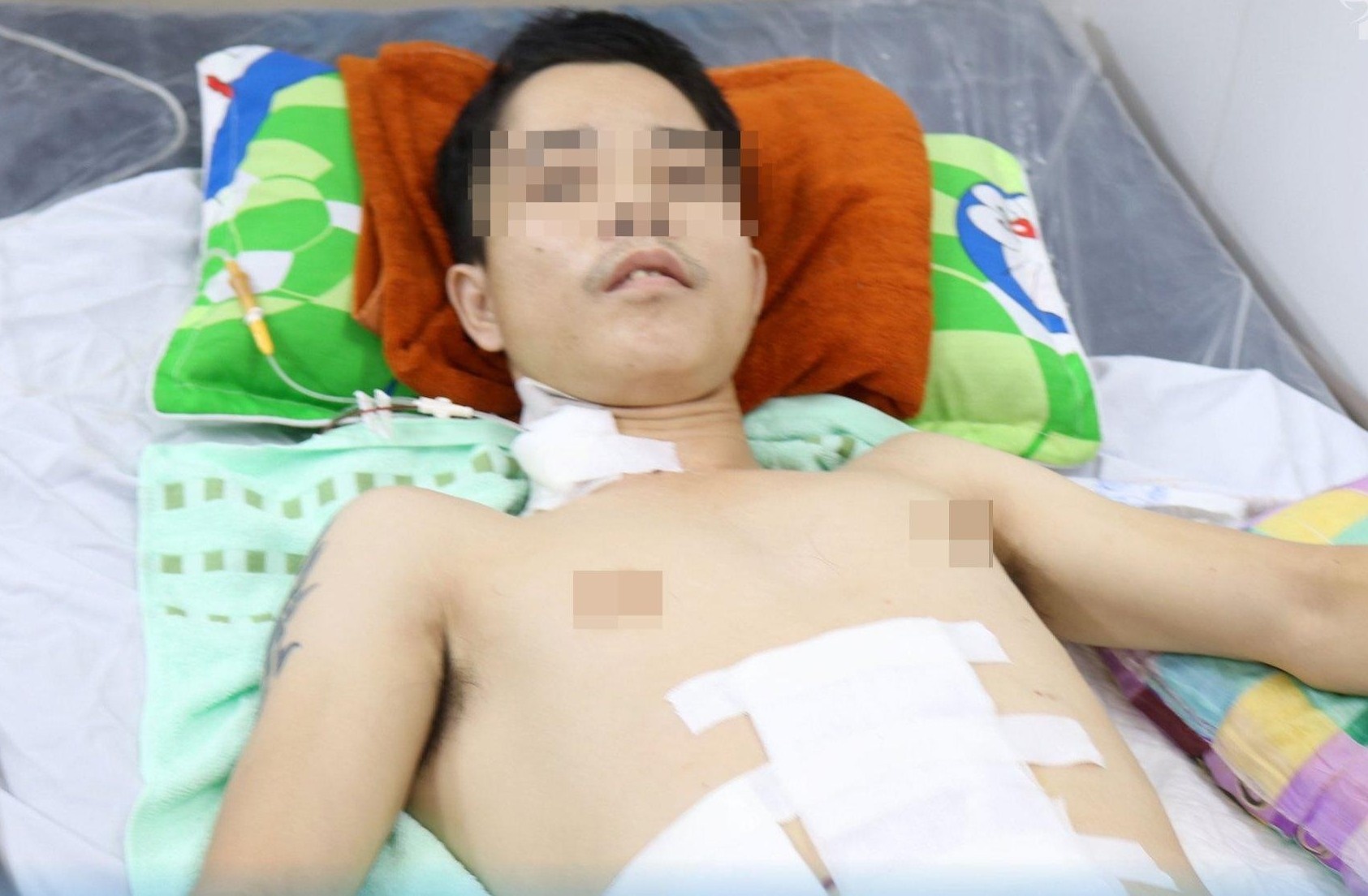 Cuu nguoi dan ong bi dam vao bung hinh anh