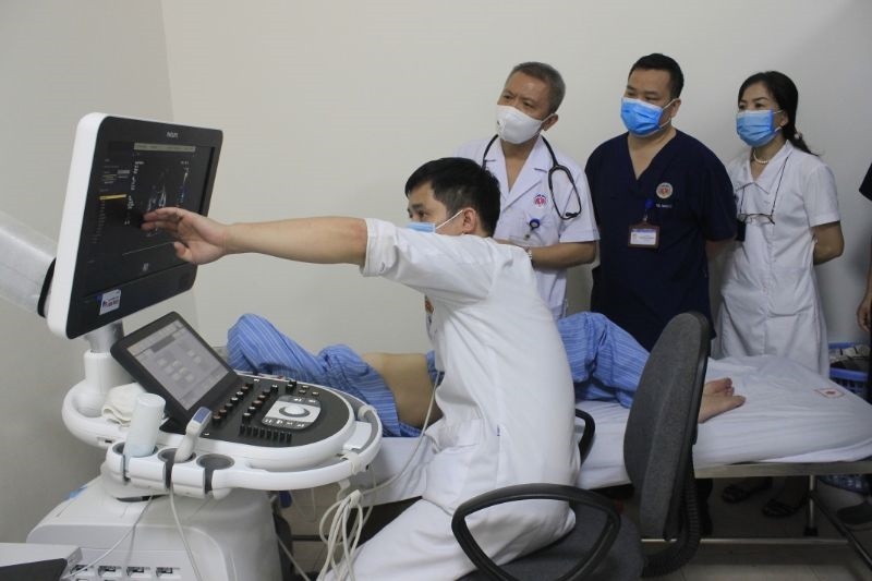 Benh nhan duoc thay lai van tim nhan tao anh 1