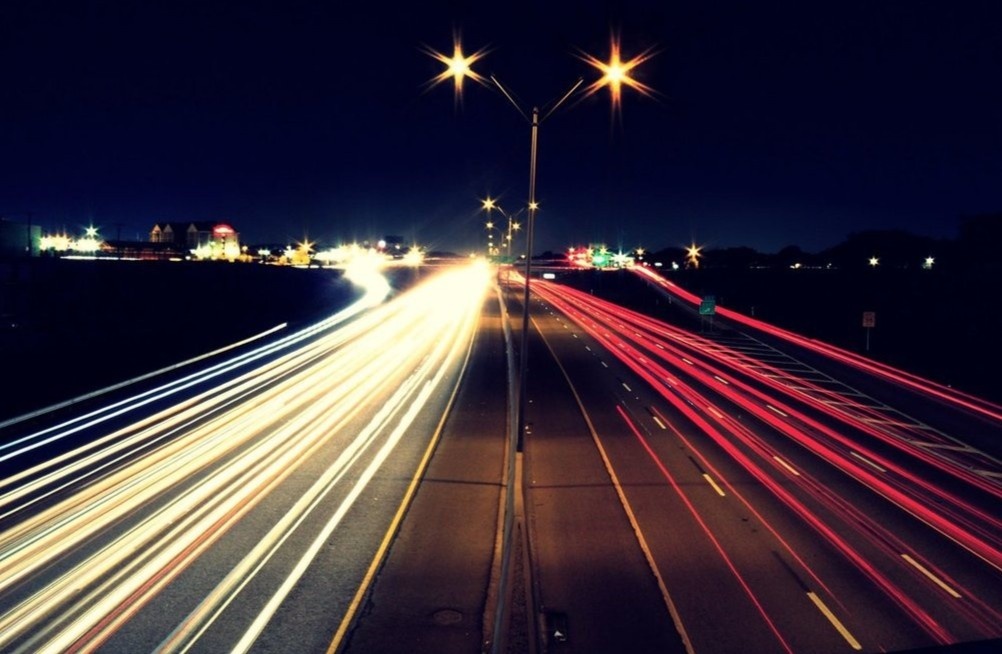 Vi sao con nguoi khong the di chuyen nhanh hon anh sang? hinh anh