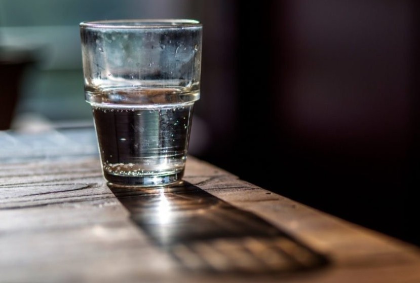 Tai sao nuoc de qua dem co mui hoi? hinh anh