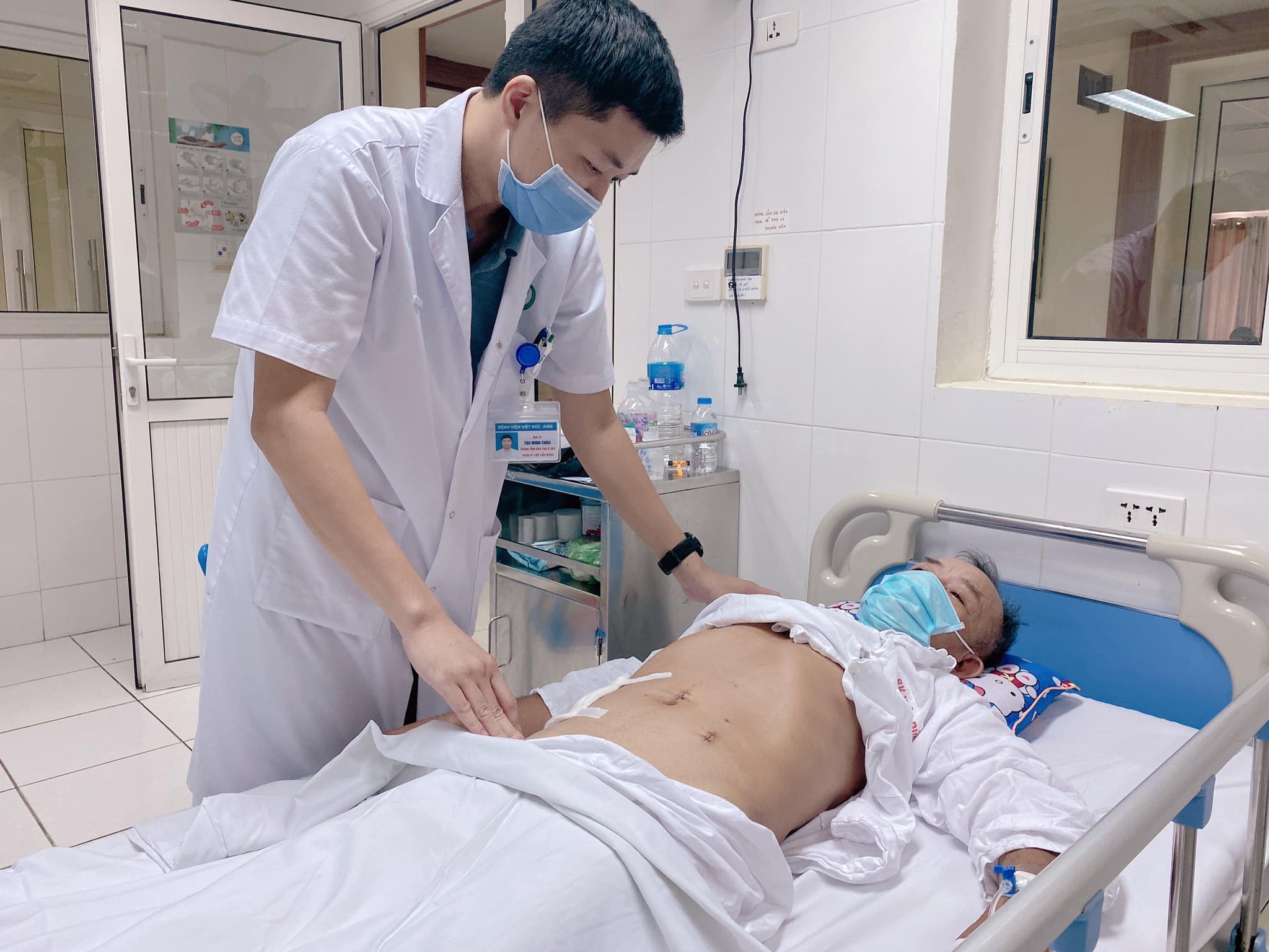 Nguoi dan ong bi thung ruot do nuot phai tam hinh anh