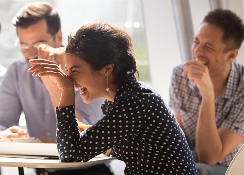 Tai sao ban cuoi chay ra nuoc mat? hinh anh