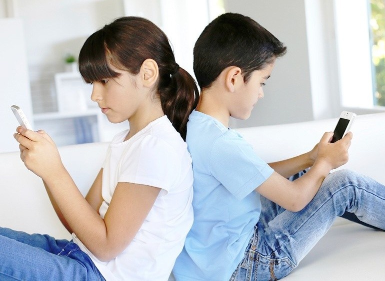 Tre nen dung thiet bi dien tu bao nhieu gio moi ngay? hinh anh