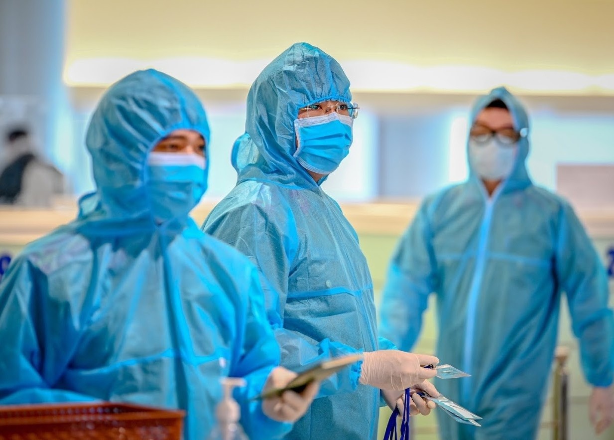 Du hoc sinh tro ve tu Anh mac Covid-19 hinh anh