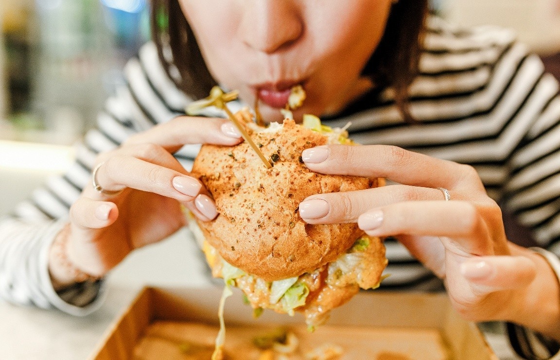 Vi sao do an vat de gay nghien? hinh anh