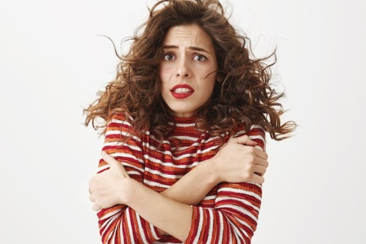 Ly do ban thay rung minh khi troi lanh hinh anh