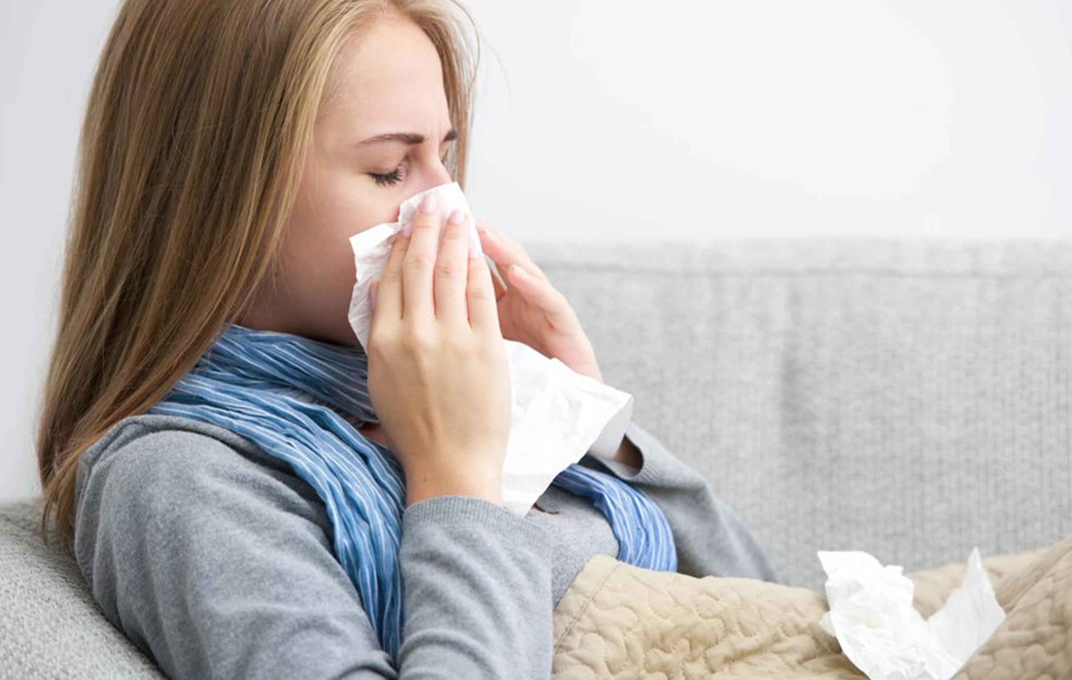 Tai sao ban bi so mui khi cam lanh? hinh anh