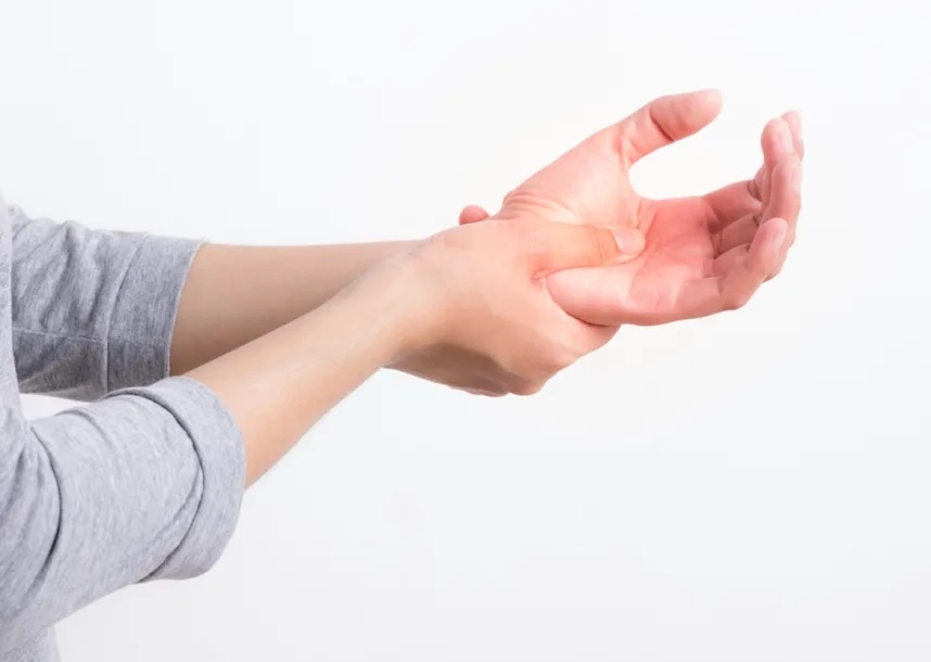 Thoi quen khien ban bi te bi tay chan hinh anh