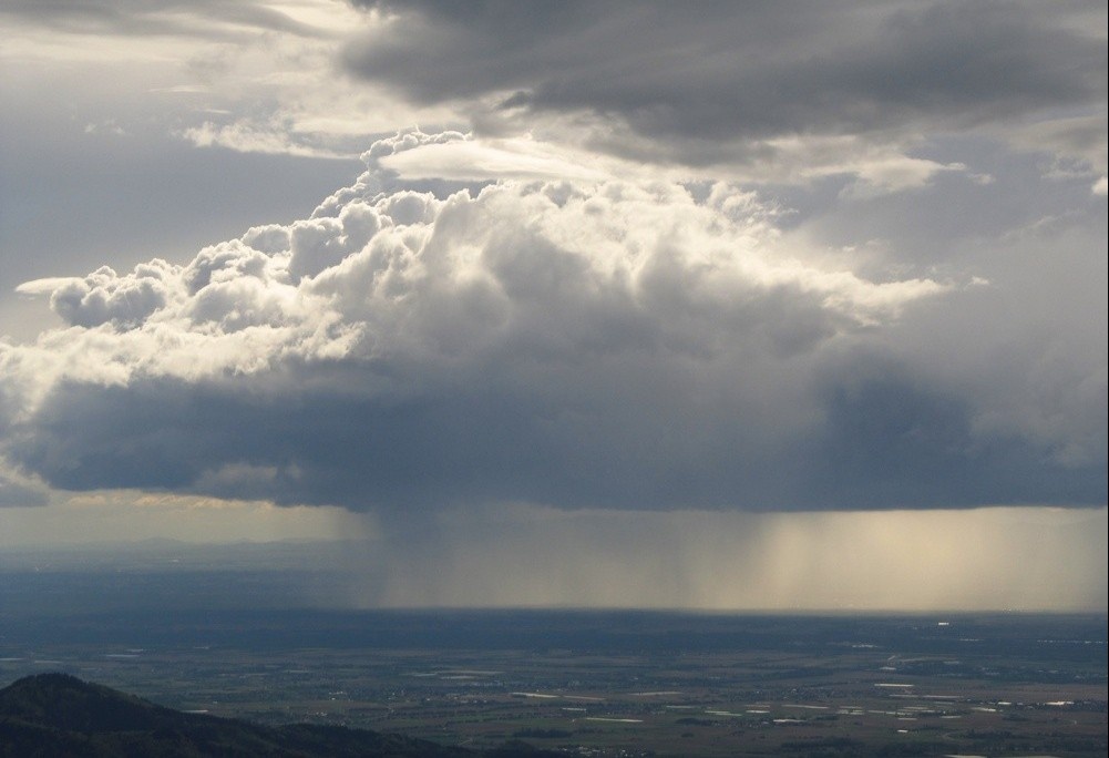 Tai sao may thuong co mau den khi troi sap mua? hinh anh
