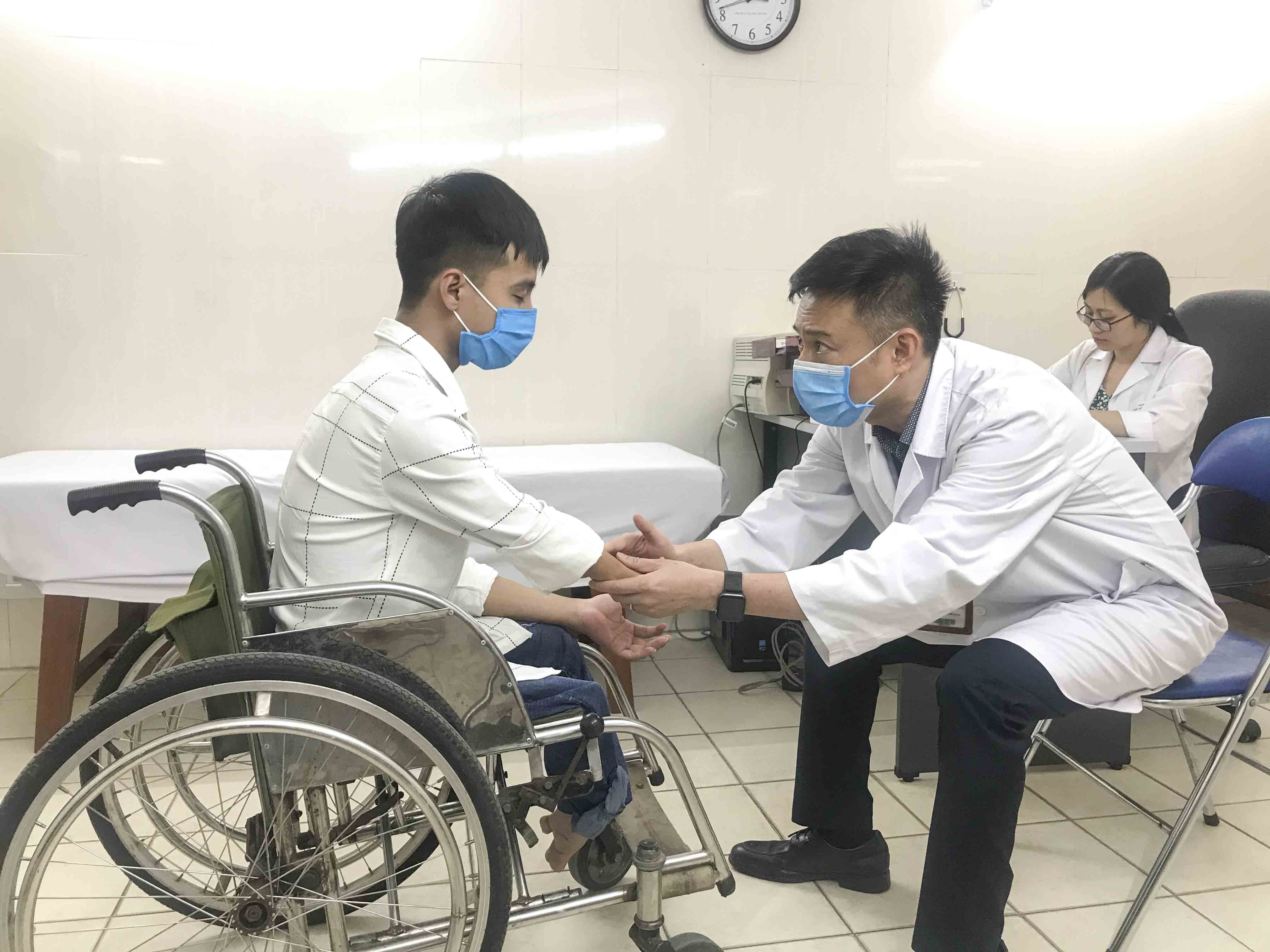 Nam sinh duoc ban cong toi truong anh 1