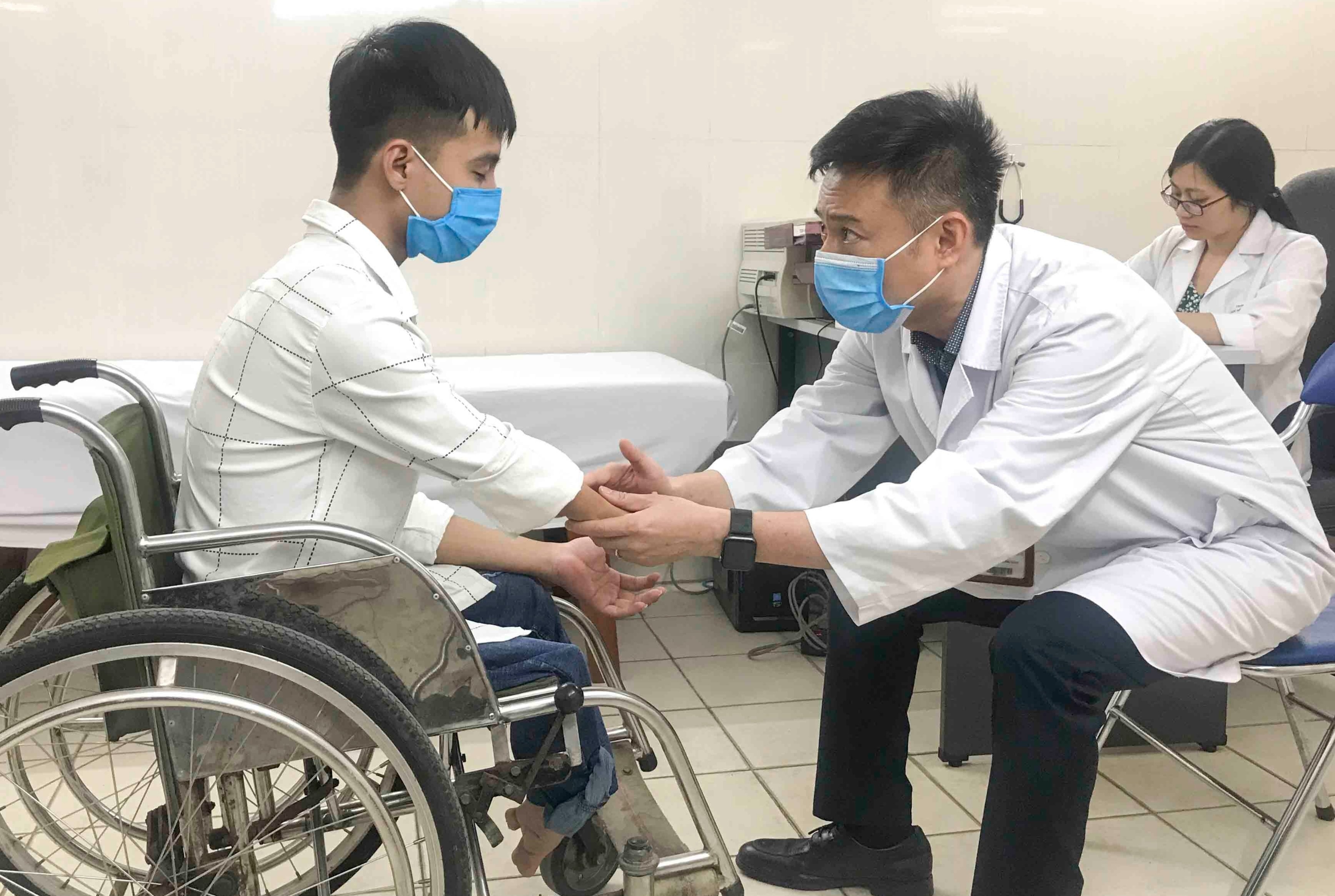 Nam sinh duoc ban cong 10 nam du suc khoe hoc dai hoc hinh anh