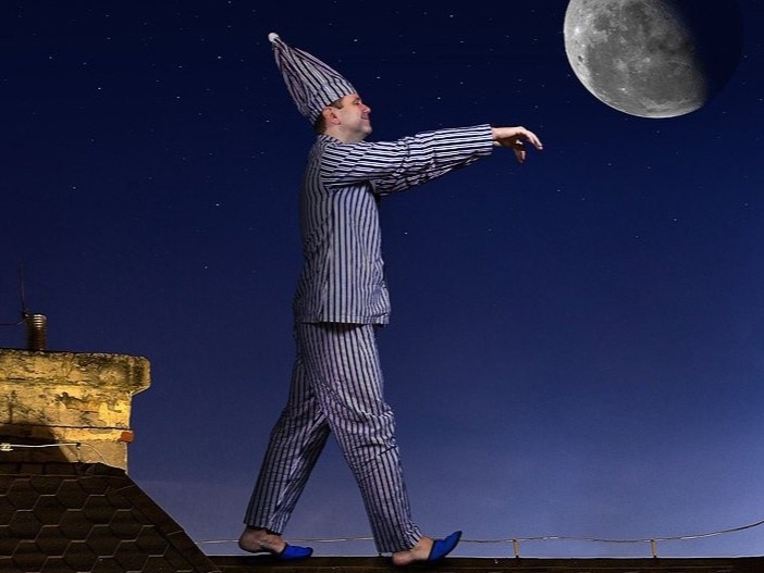 Ban co nen danh thuc nguoi mong du? hinh anh