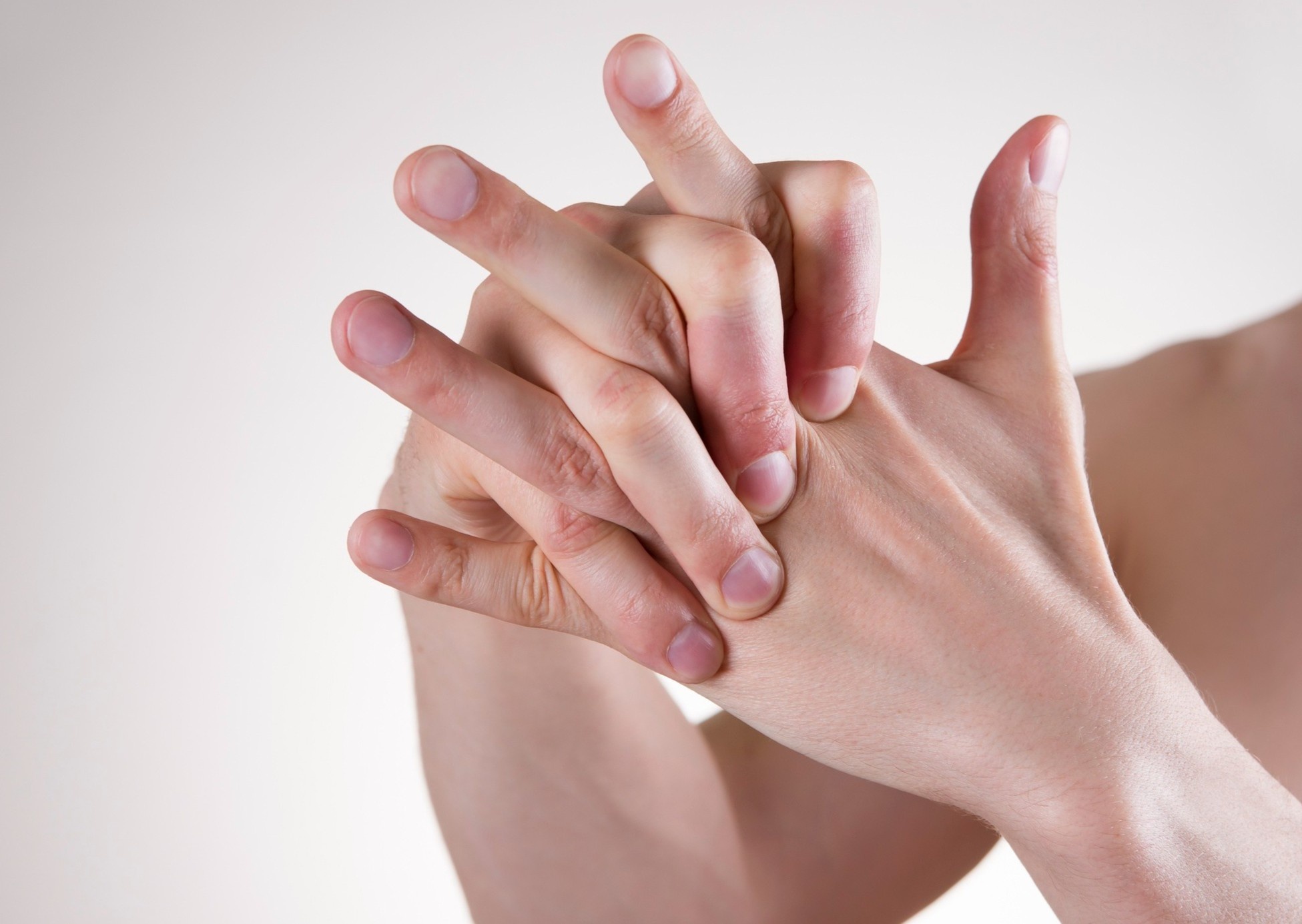 Nguyen nhan gay am thanh khi be khop ngon tay hinh anh