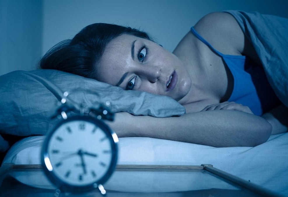 Thoi quen buoi toi khien ban mat ngu hinh anh