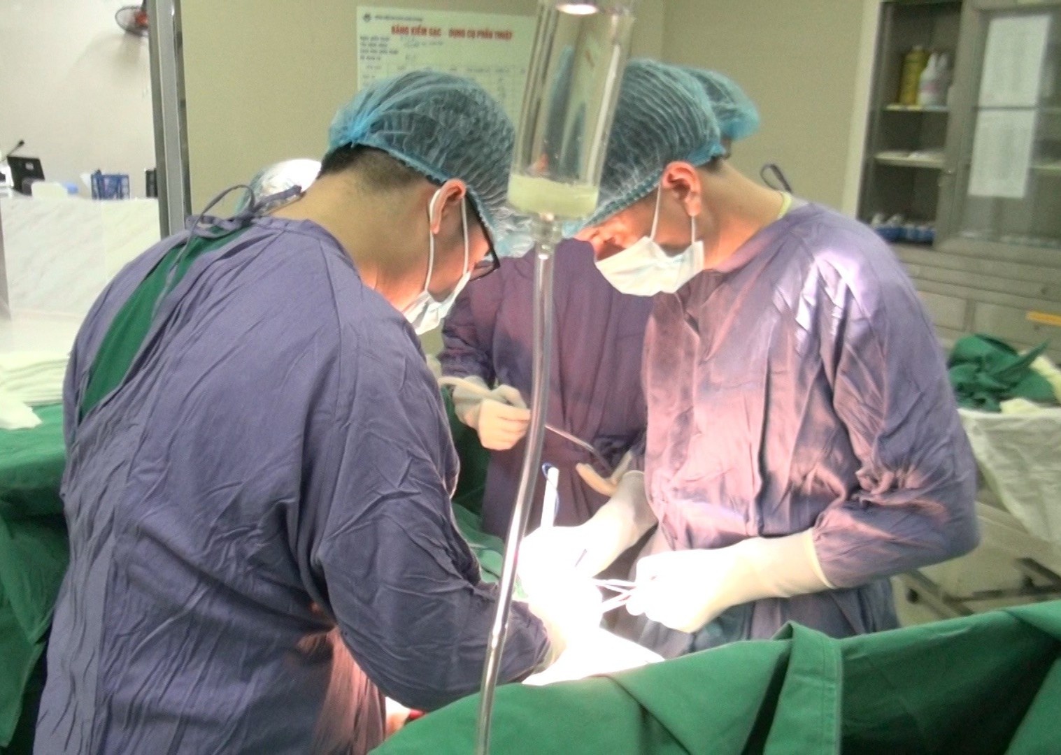 Nguoi dan ong bi soc mat mau do vet dam phuc tap hinh anh