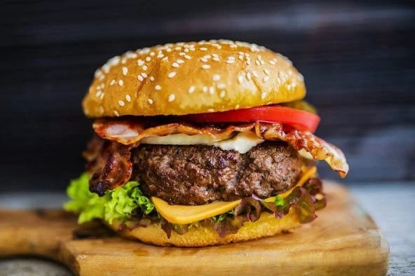 Be trai o Ha Noi bi soc phan ve sau khi an hamburger hinh anh