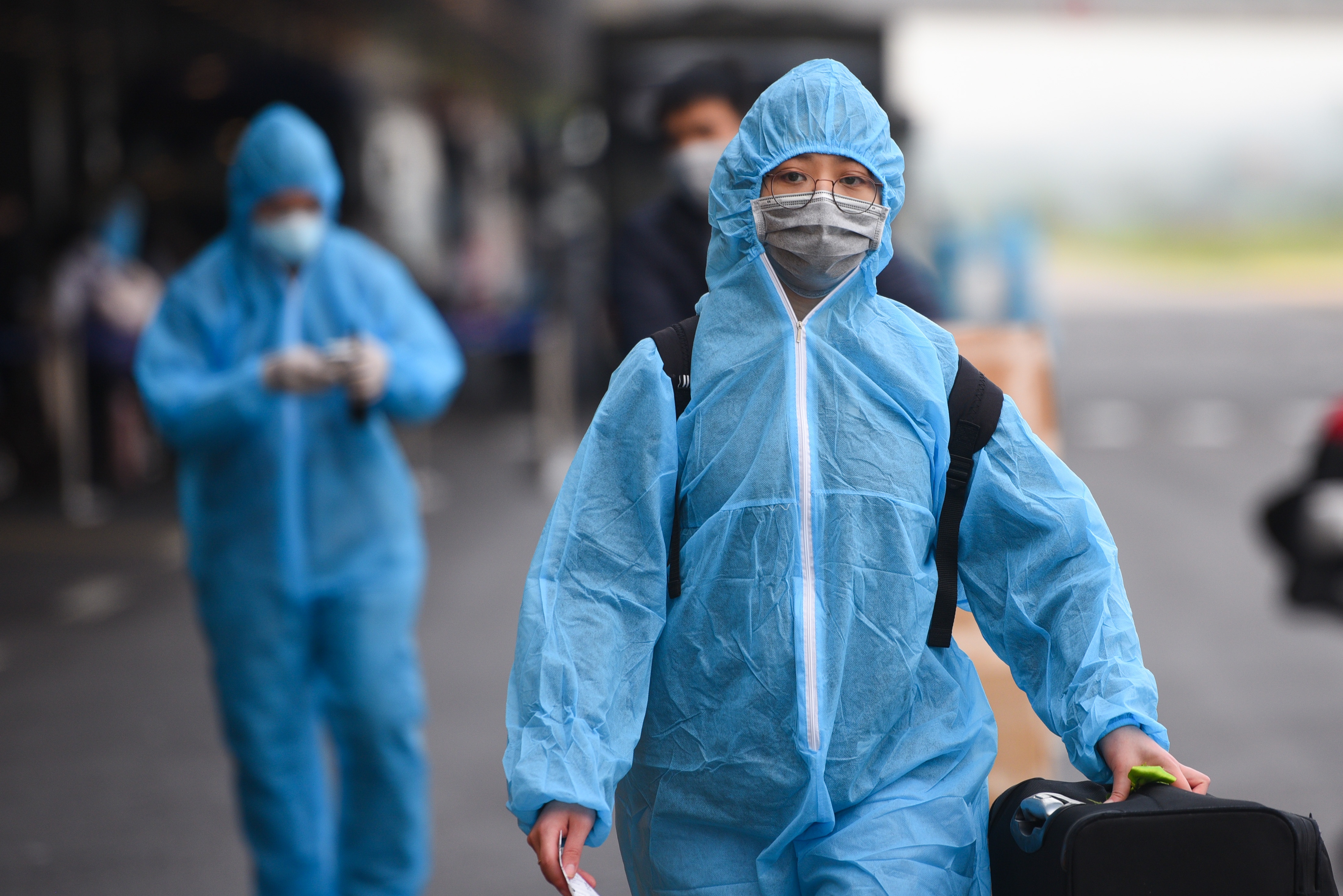 Nam thanh nien vuot bien va 9 nguoi nhap canh mac Covid-19 hinh anh