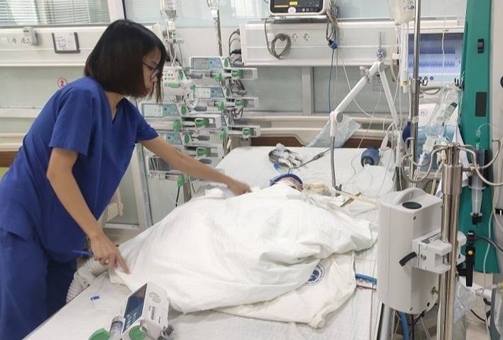 Tre duoc cuu sau 3 lan ngung tim anh 1