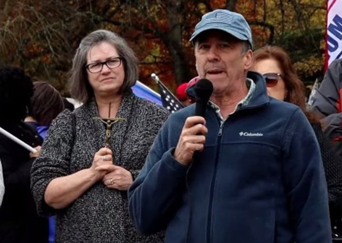 Bac si My bi tuoc giay phep vi keu goi benh nhan khong deo khau trang hinh anh