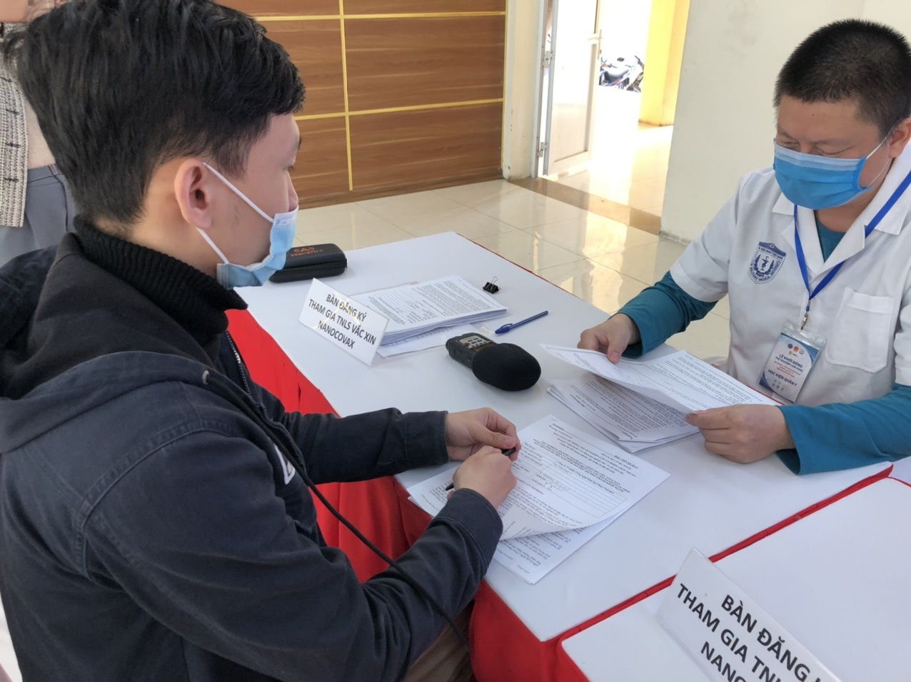 'Toi muon tiem thu vaccine Covid-19 de nhanh day lui dai dich' hinh anh